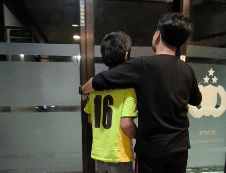Terduga pelaku kekerasan seksual (kiri) menjalani pemeriksaan di Mapolsek Bontang Utara. (Nasrullah/Bontang Post)