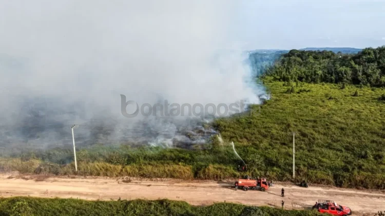 Selain memicu peningkatan titik kebakaran hutan dan lahan (karhutla) serta ancaman penurunan kualitas udara, dampak kemarau panjang El Niño mulai memicu krisis air bersih di wilayah permukiman.. (FOTO: RAMA SIHOTANG/KP)