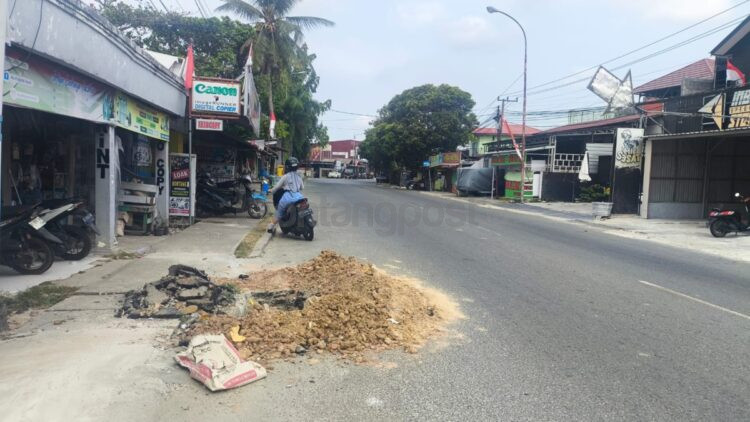 Bekas galian pemasangan jargas yang masih terbuka di RT 01, Kelurahan Bontang Baru. Penutupan dan pemadatan masih dalam proses. (Dwi Kurniawan Nugroho/ Bontang Post)