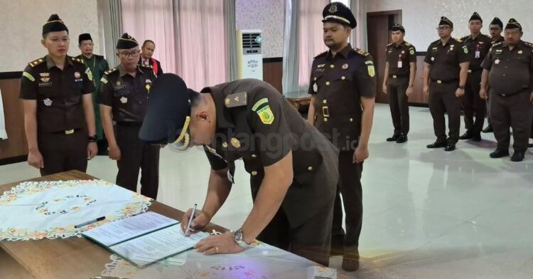 Prosesi pelantikan pejabat baru di lingkungan Kejari Bontang. 
(Nasrullah/Bontang Post)