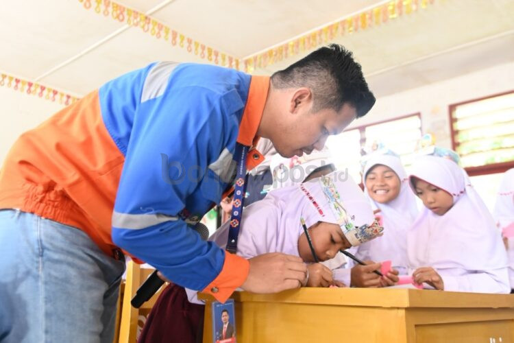 Relawan Pupuk Kaltim saat mengikuti Program Kolaborasi Relawan Bakti BUMN di Nagari Kumango, Kabupaten Tanah Datar.