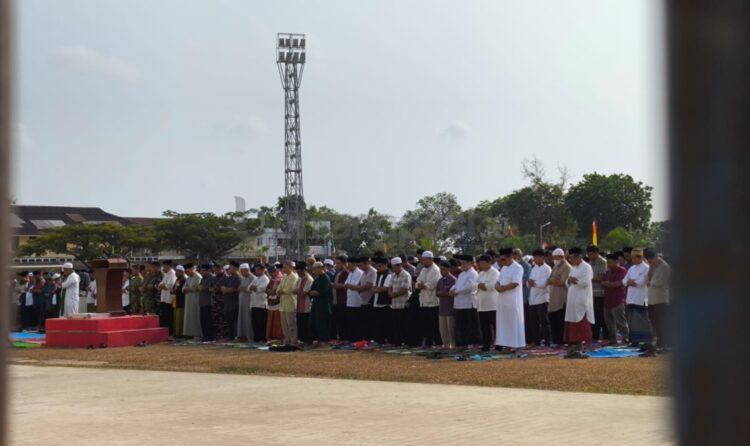 Ratusan warga bersama Pemkot Bontang menggelar salat istisqa di Lapangan Bessai Berinta, Sabtu (5/9/2026), sebagai ikhtiar memohon turunnya hujan di tengah kemarau panjang. (Nasrullah/ Bontang Post)
