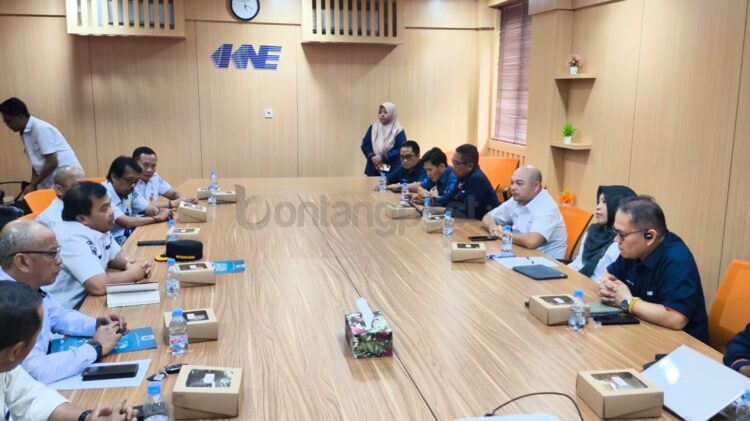 Wakil Wali Kota Bontang Agus Haris saat bertemu dengan jajaran KNE membahas permohonan hibah lahan untuk pembangunan jembatan SMPN 5 Bontang. (Nasrullah/Bontang Post)