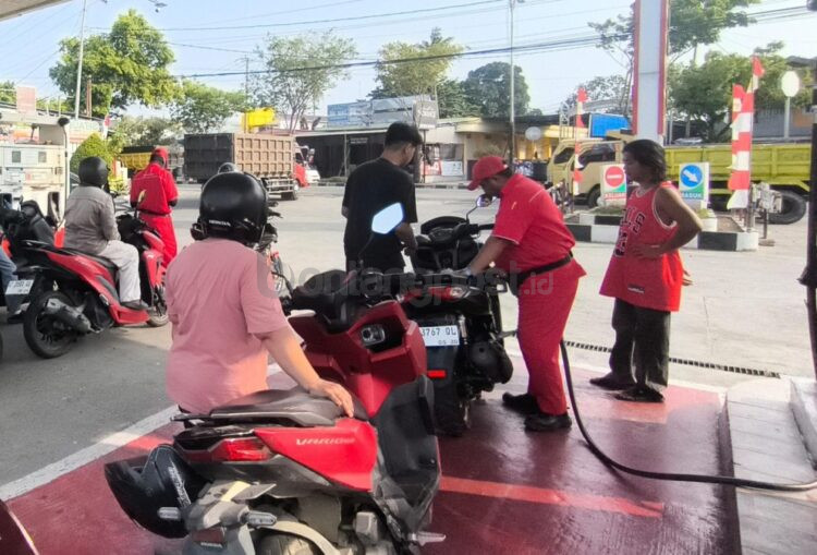 Antrean kendaraan mengular di salah satu SPBU di Bontang saat warga mengisi Pertalite. Pemkot Bontang meminta pasokan BBM subsidi tidak dikurangi untuk mengantisipasi kebutuhan masyarakat hingga akhir 2026. (Nasrullah/Bontang Post)