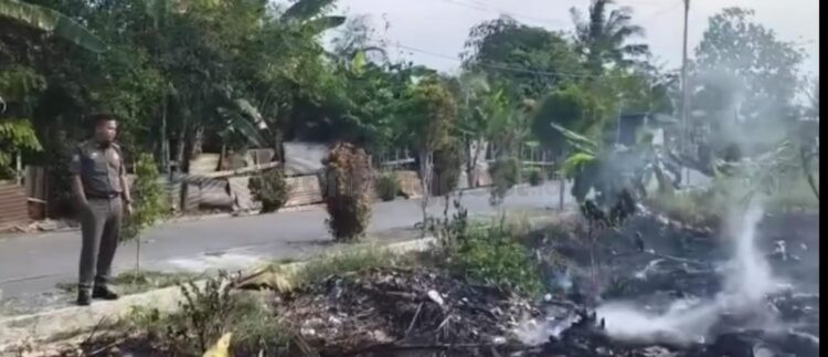 Petugas Satpol PP Bontang saat mendatangi lokasi pembakaran sampah di Berebas Tengah.