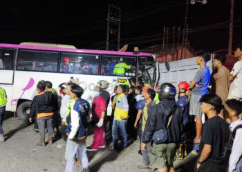 Bus Karyawan Tambang dan Truk Tabrakan di Poros Bontang-Samarinda, Korban Terjepit