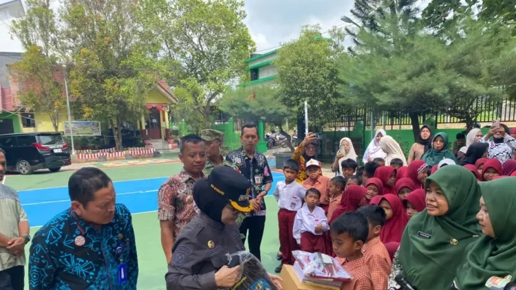 Wali Kota Bontang Neni Moerniaeni menyerahkan paket perlengkapan sekolah gratis di SD 006 Bontang Utara. (FOTO: ADIEL KUNDHARA/KP)