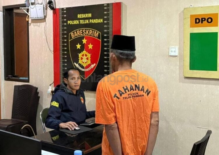MA (62) saat menjalani pemeriksaan di Mapolsek Teluk Pandan.