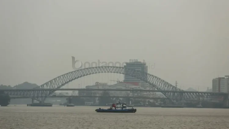 Kondisi perairan Sungai Mahakam Samarinda yang tertutup pekatnya kabut asap karhutla dengan jarak pandang terbatas.