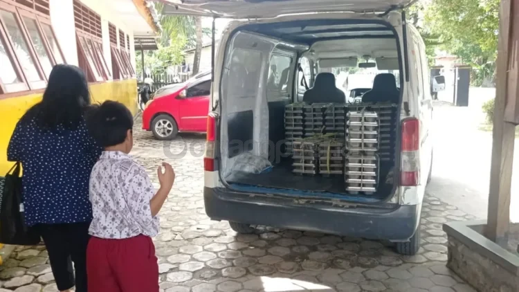 Distribusi MBG dari SPPG Gunung Elai 2 terhenti akibat suplai air kurang layak untuk mencuci ompreng. FOTO: ADIEL KUNDHARA/KP