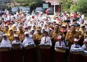 838 Siswa Bontang Selatan Terima Seragam Gratis, Neni Tekankan Pendidikan Tanpa Bullying