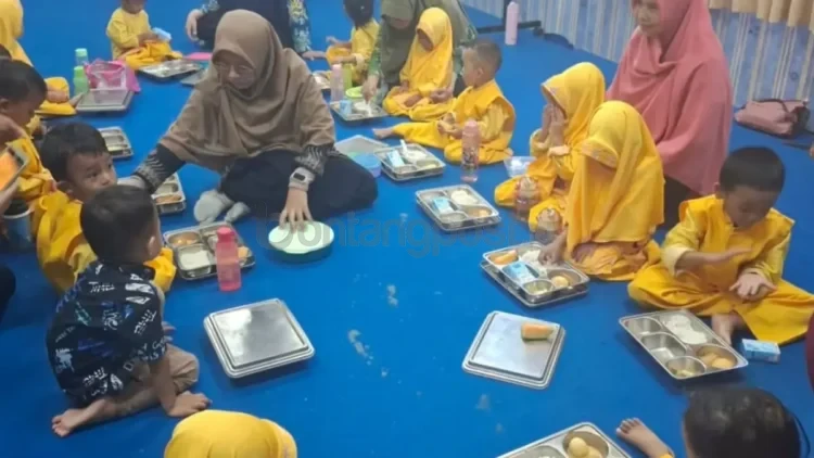 Pasokan air yang tidak layak membuat dapur SPPG Gunung Elai Bontang tidak menyalurkan MBG mulai 3 September hingga batas waktu yang belum ditentukan. FOTO: ADIEL KUNDHARA/KP