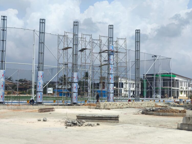 Proyek pembangunan lanjutan fasilitas Lapangan Mini Soccer HOP 1 di samping Kelurahan Satimpo, Bontang, dengan progres pengerjaan mencapai 60 persen. (Dwi Kurniawan Nugroho/Bontang Post)