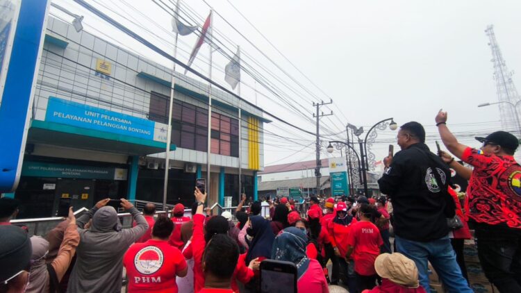 PHM dan Forum Masyarakat Peduli Bontang menggelar demonstrasi di Kantor PLN UP3 Bontang, Jalan MT Haryono, menuntut penghentian pemadaman listrik bergilir. (Dwi Kurniawan Nugroho/Bontang Post)