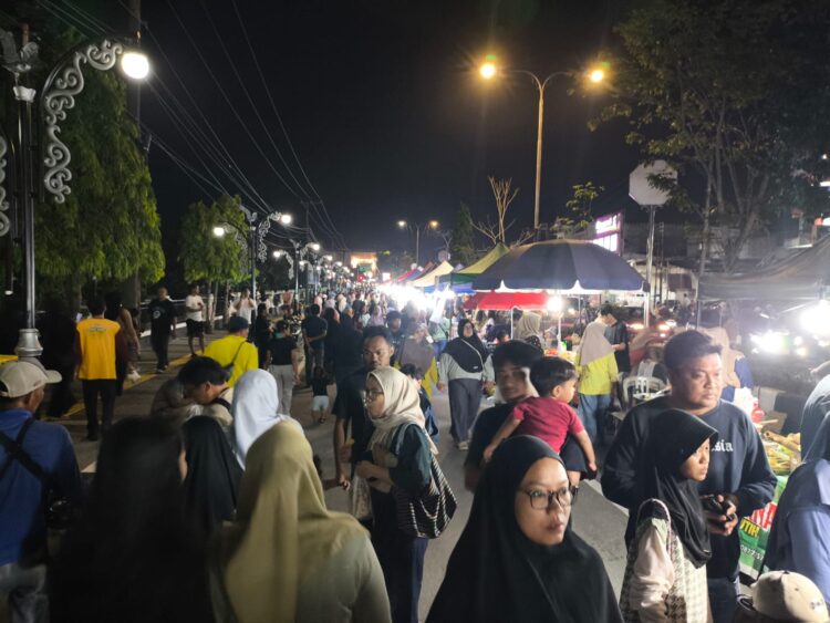 Suasana pelaksanaan Car Free Night (CFN) di Jalan MT Haryono Bontang. (Dwi Kurniawan Nugroho / Bontang Post)