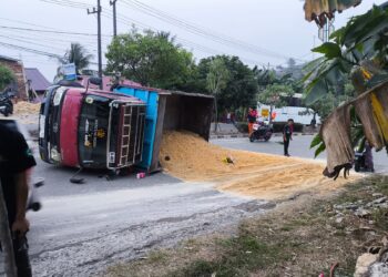 Tak Kuat Menanjak, Truk Muatan Pasir Terguling di Tanjakan Terminal Bontang