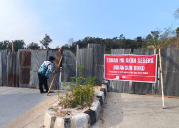 Jalan yang Dibangun dengan APBD Rp13 Miliar Ditutup Seng, Warga Kampung Gotong Royong Bontang Terdampak