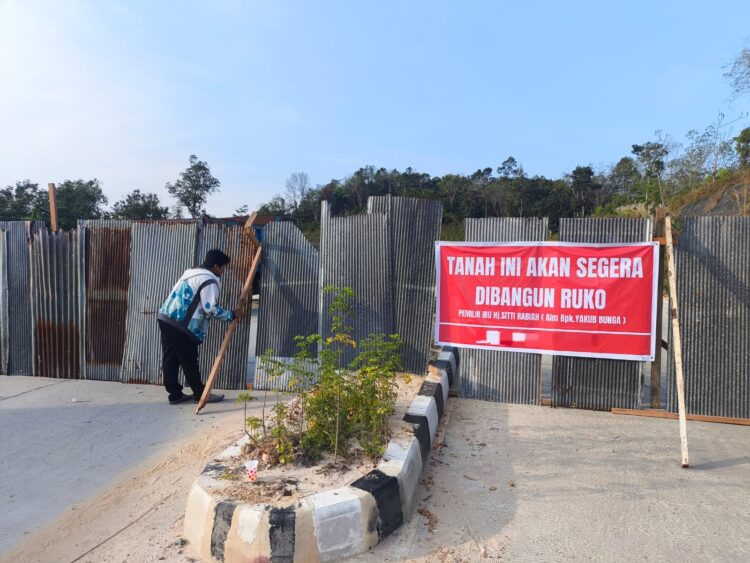 Seng menutup akses jalan menuju Kampung Gotong Royong, Kelurahan Belimbing, Bontang, akibat persoalan klaim kepemilikan tanah. (Nasrullah / Bontang Post)