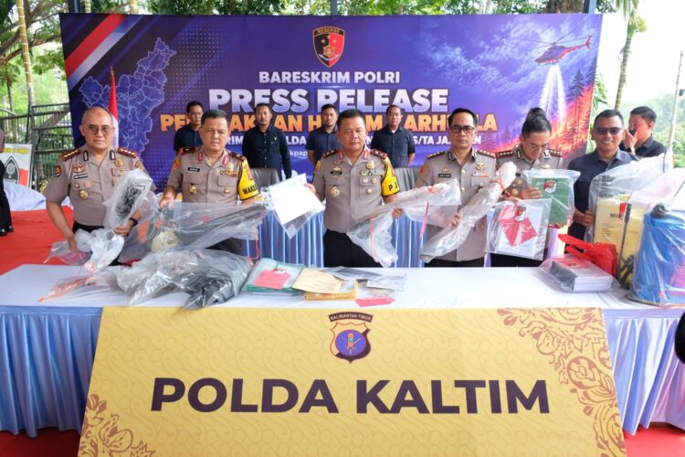 Kapolda Kaltim Irjen Pol. Endar Priantoro menyampaikan perkembangan penegakan hukum kasus karhutla di Kalimantan Timur.