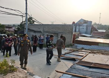 Seng Penutup Jalan Gotong Royong Bontang Dibongkar, Neni Tegaskan Fasilitas Publik Tak Boleh Ditutup