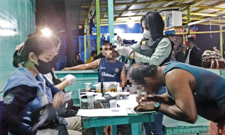 Polres Bontang merazia ABK di Dermaga Prakla dan melakukan tes urine. Dua orang melarikan diri saat hendak diperiksa.