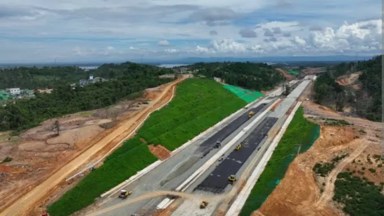 Pembangunan Tol Sepinggan Paket 1B di Balikpapan, yang menghubungkan Bandara Sepinggan dengan Tol Balikpapan-Samarinda, telah mencapai progres 34,5 persen dan ditargetkan rampung Juli 2028. (FOTO: IST)